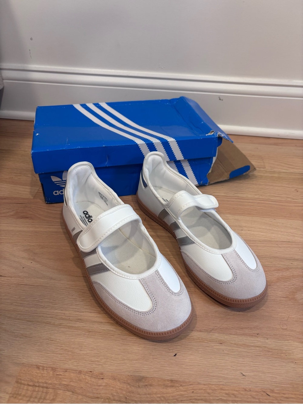 adidas Samba Jane Sneakers in white and silver size US 8.5 new in box